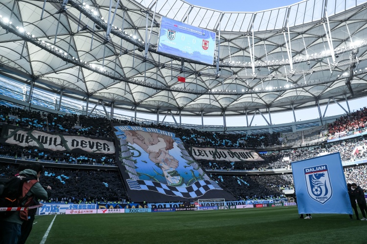  霸气！东北德比前大连英博升起巨幅tifo——我们是大连